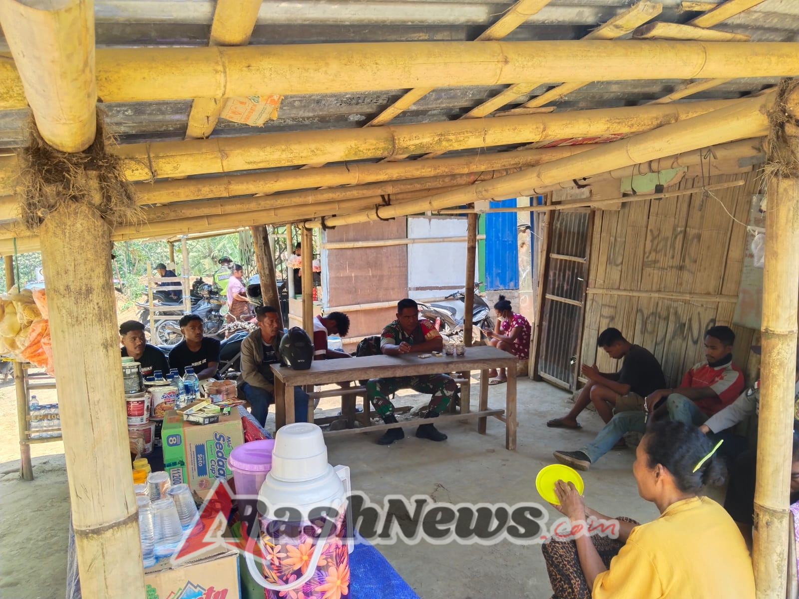 Babinsa Koramil Detusoko Aktif Awasi Kondusifitas dan Kebersihan Desa Ndenggarongge