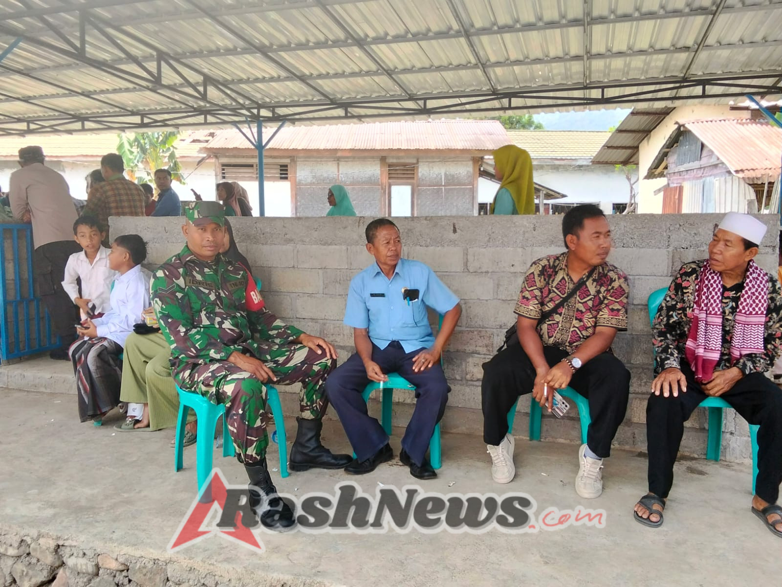 Babinsa Tembalae Jalin Komsos, Ajak Warga Perkuat Keamanan dan Kerukunan