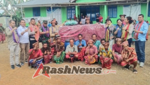 Danramil Naikliu Hadiri Penyerahan Bantuan Sosial Di Bonmuti