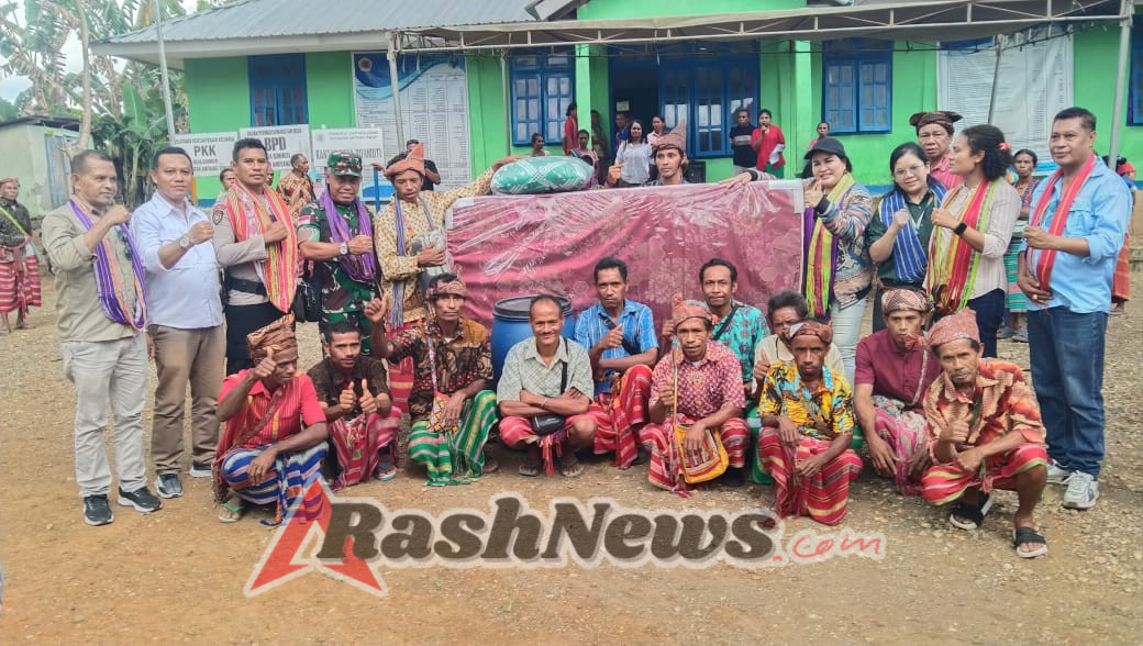 Danramil Naikliu Hadiri Penyerahan Bantuan Sosial Di Bonmuti