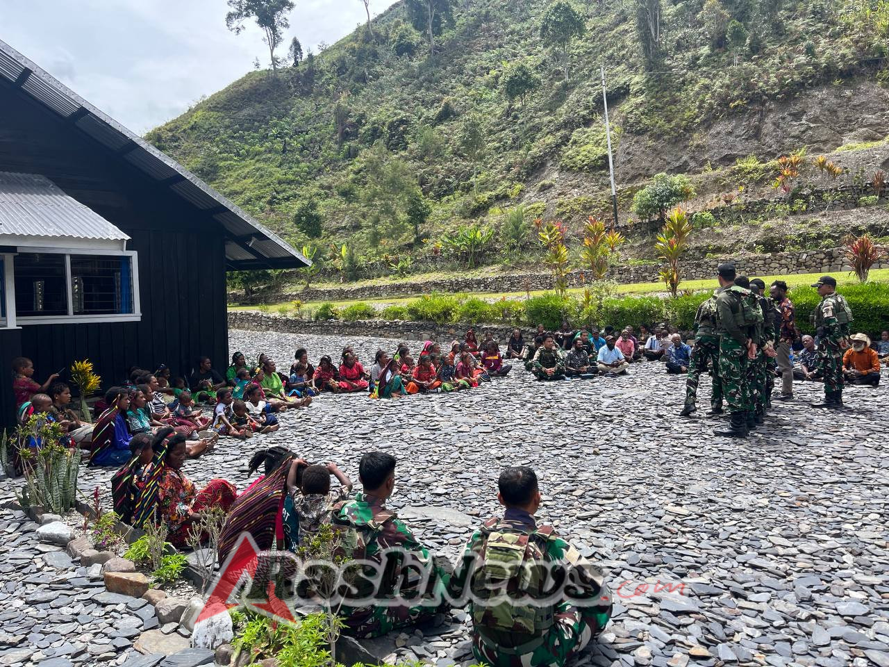 Ibadah Penuh Kasih, Satgas Yonif 743/PSY Hadirkan Berkat untuk Warga Puncak Jaya