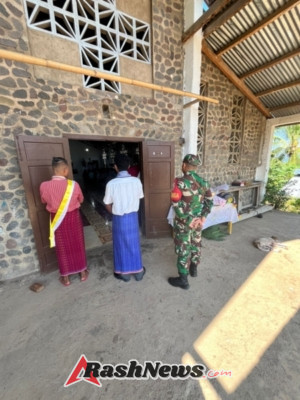 Babinsa Koramil 1624-07/Nagawutung Beri Rasa Aman Saat Ibadah Misa Minggu di Desa Alap Atadei