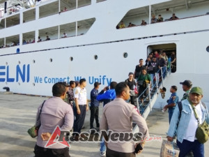 Babinsa Koramil 1624-03/Lewoleba Laksanakan Pengamanan di Pelabuhan PELNI Saat KM Bukit Siguntang Sandar
