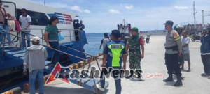 TNI Aktif Pantau Keamanan dan Kelancaran Arus Penumpang di Pelabuhan Ba’a