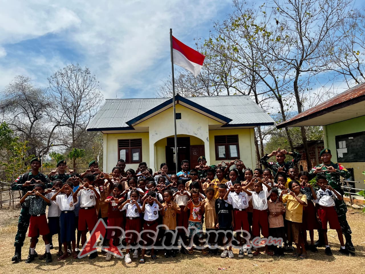 Anak Sehat di Perbatasan, Satgas Pamtas Yonarhanud 2 Kostrad Bagikan Bubur Kacang Hijau dan Susu