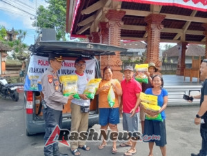 Polsek Bangli Laksanakan Pendistribusian Beras SPHP Kepada Masyarakat di Banjar Guliang Kawan, Desa Bunutin