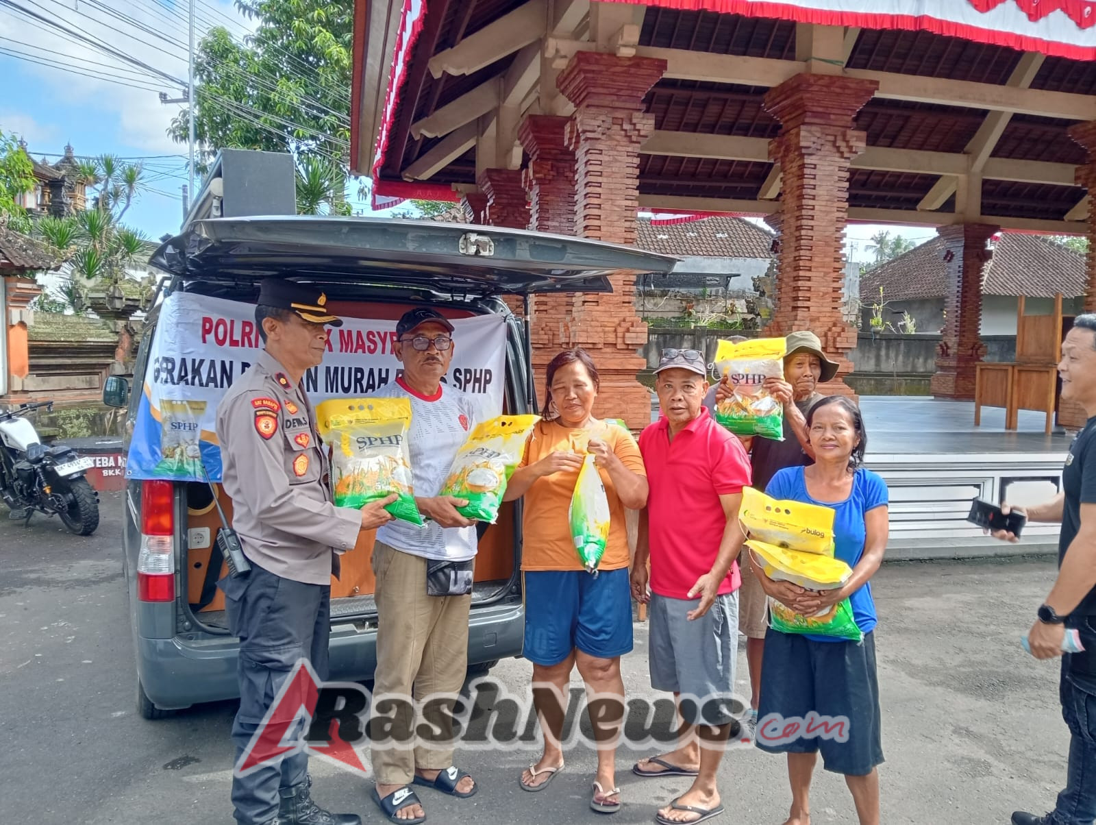 Polsek Bangli Laksanakan Pendistribusian Beras SPHP Kepada Masyarakat di Banjar Guliang Kawan, Desa Bunutin