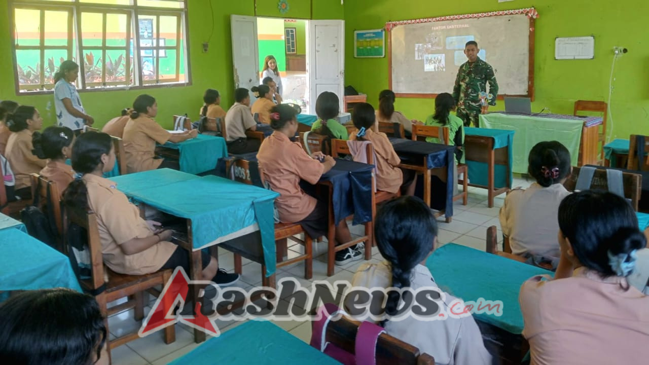 Satgas Pamtas Yonarmed 12 Kostrad Tanamkan Wawasan Kebangsaan di SMK Kusuma Atambua