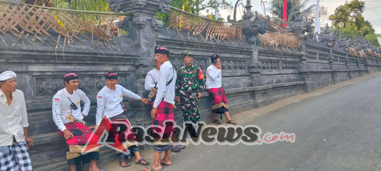 Sinergi TNI dan Warga, Babinsa Susut Dampingi Umat Dalam Persembahyangan Penganyar di Pura Puseh