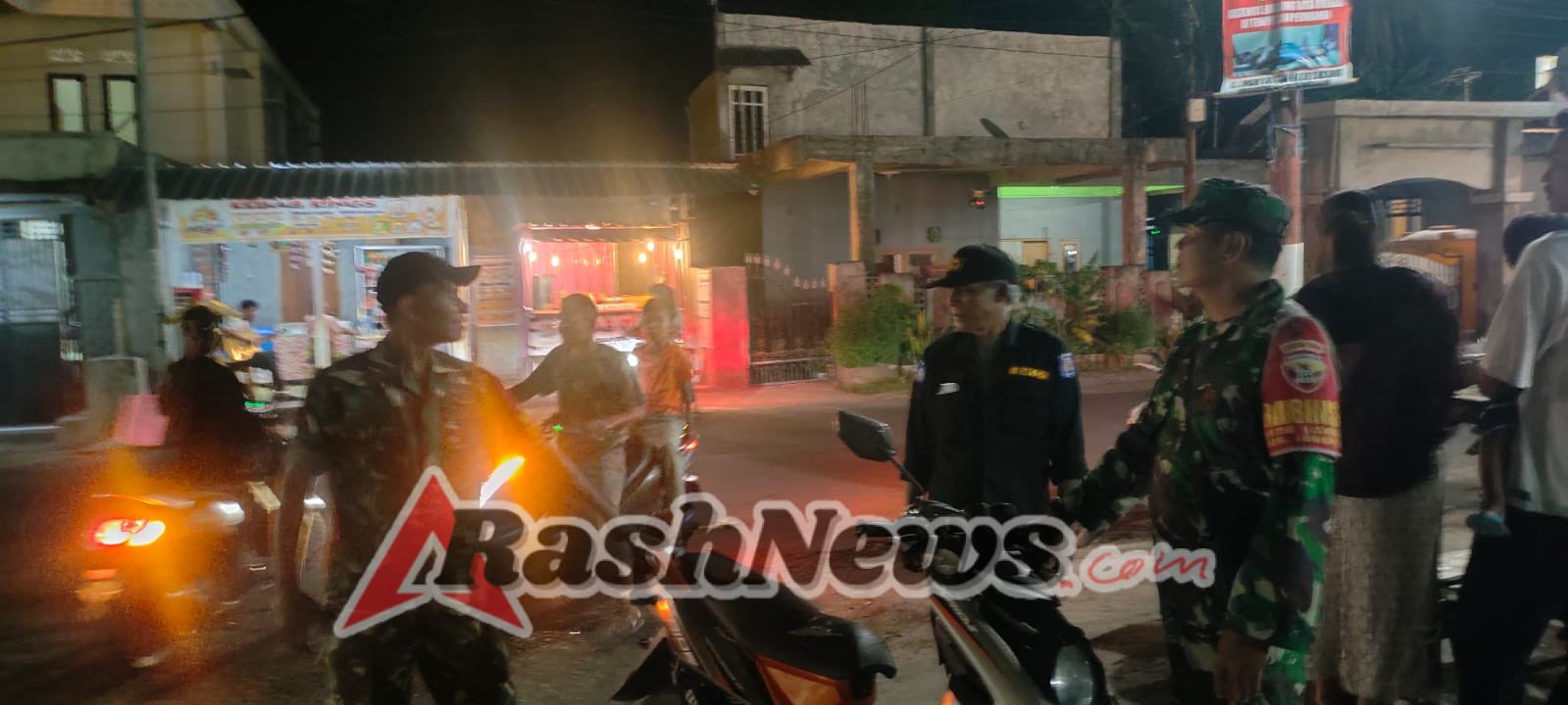 Babinsa Jajaran Kodim 162/Loteng Patroli Malam Fokus Pantau Titik Keramaian