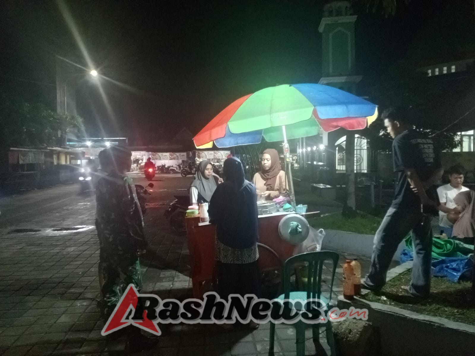 Patroli Malam Babinsa Taliwang Dapat Apresiasi Warga, Situasi Aman dan Terkendali