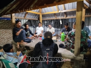 Warga Tenang, Babinsa Seteluk Terus Kawal Keamanan Malam di Wilayah Binaan