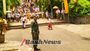 Demi Kenyamanan Umat: Serma Putu Sudiarsana Tertibkan Parkir dan Amankan Piodalan, Ratusan Pelajar Dodiklatpur Langsung Angkat Sampah di Pura Melanting.
