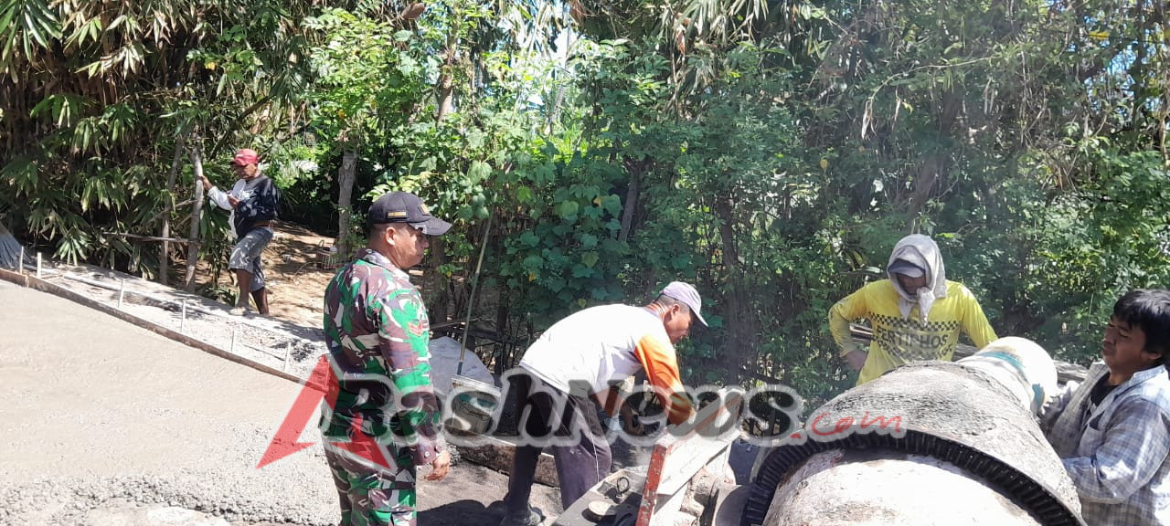 Babinsa Koramil 1609-03/Seririt Pastikan Pekerjaan Pemeliharaan Jalan di Joanyar Berjalan Lancar