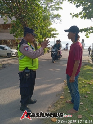 Bhabinkamtibmas Desa Belalang Laksanakan Pengamanan di Pantai Kedungu.