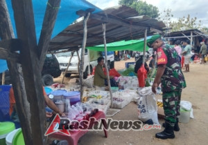 Babinsa Koramil 1627-03/Batutua Dekatkan Diri dengan Warga Melalui Komsos Pasar