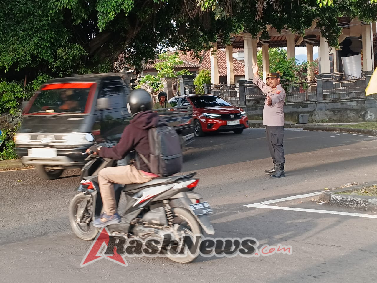 Kapolsek Banjarangkan Pimpin Pengaturan Lalu Lintas di Simpang Empat Takmung.