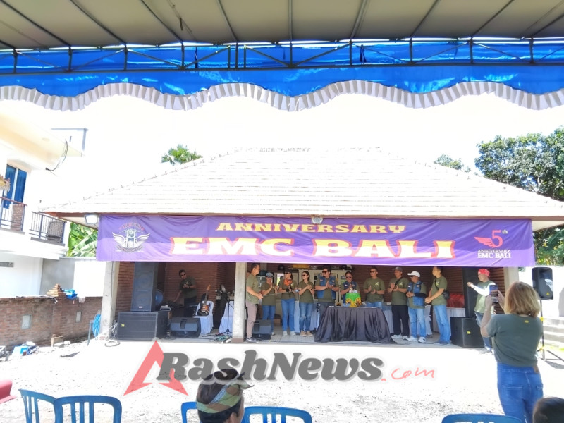 5 th Anniversary Equus Motor Club (EMC), Dandim 1623/Karangasem turut salurkan sembako kepada Warga.