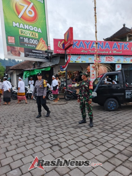 Berikan rasa aman dan nyaman, Babinsa 1623-01/Karangasem amankan upacara keagamaan.