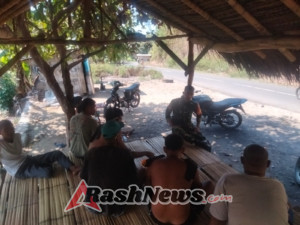 TNI Hadir di Tengah Masyarakat, Babinsa Ende Laksanakan Komsos dan Monitoring di Maurole