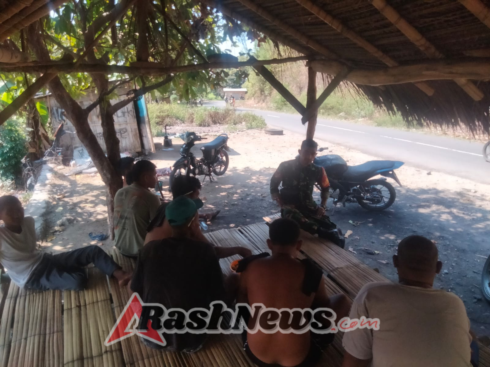 TNI Hadir di Tengah Masyarakat, Babinsa Ende Laksanakan Komsos dan Monitoring di Maurole