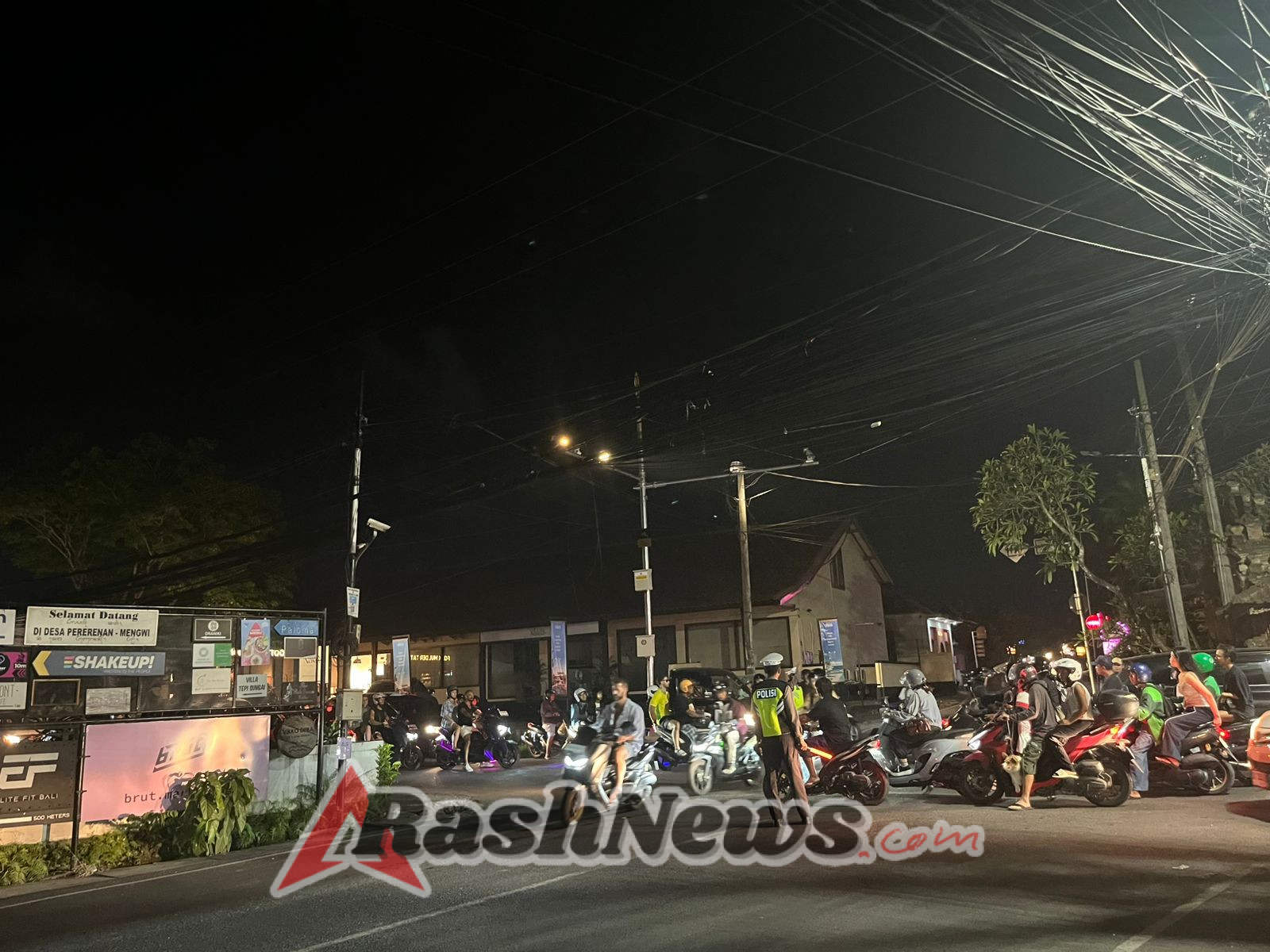 Cegah Kemacetan Unit Lalulintas Polsek Mengwi Lakukan Pengaturan di Simpang Tiying Tutul