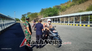 TNI Hadir untuk Rakyat, Babinsa  Koramil 1628-04/Poto Tano Pastikan Aktivitas Penyeberangan Berjalan Aman dan Lancar