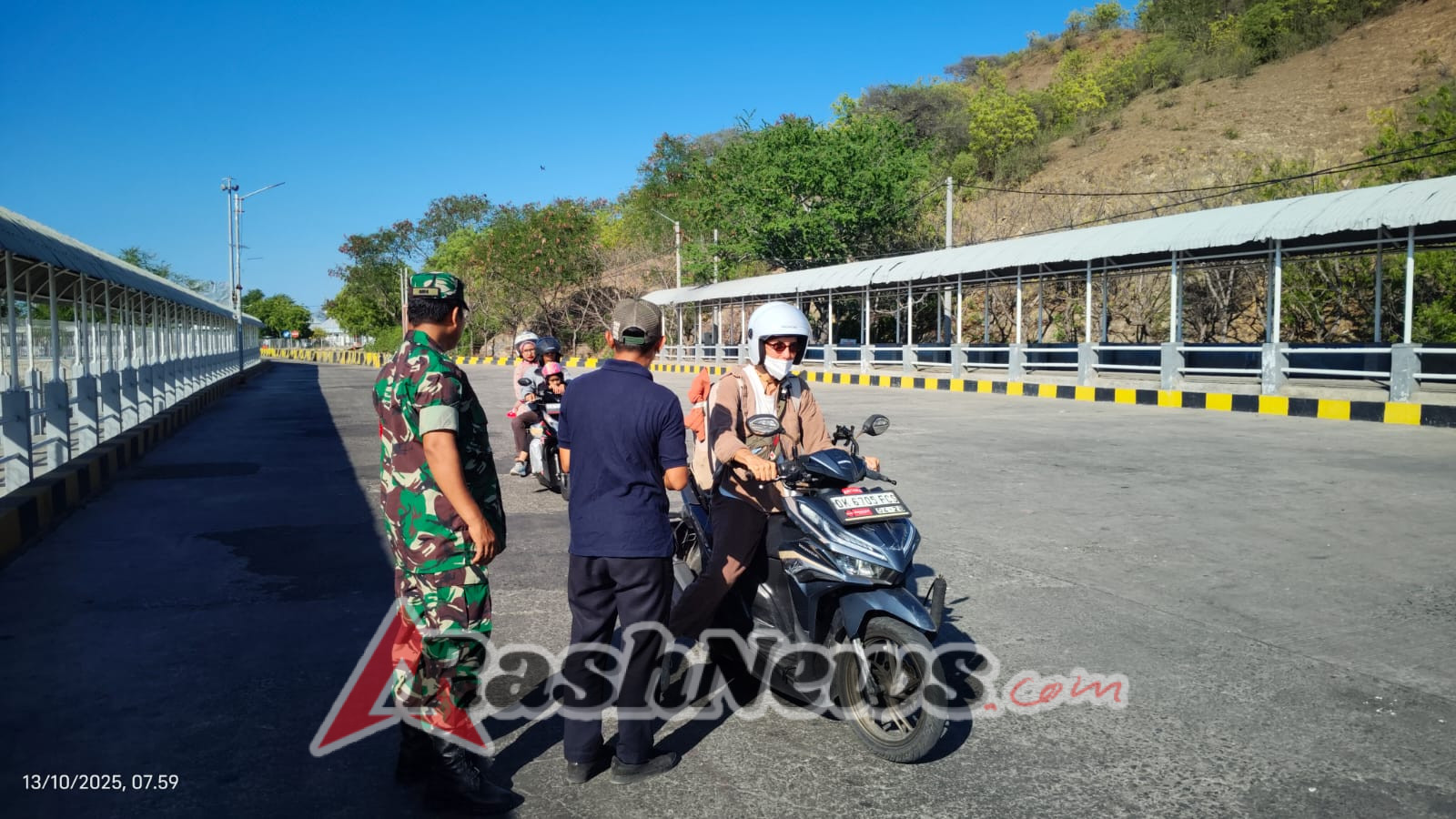 TNI Hadir untuk Rakyat, Babinsa  Koramil 1628-04/Poto Tano Pastikan Aktivitas Penyeberangan Berjalan Aman dan Lancar