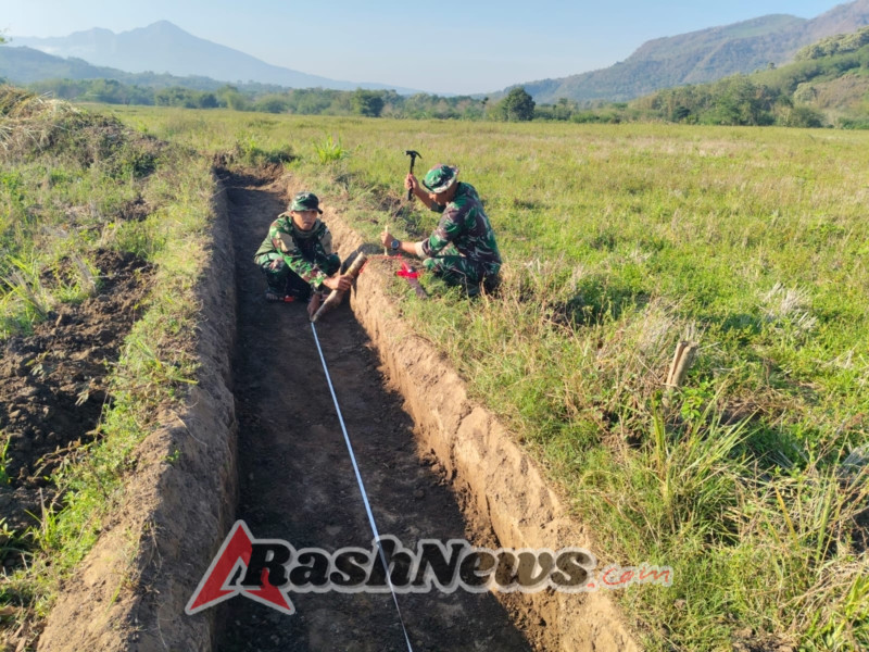 Sinergi TNI dan Warga Lanjutkan Giat Fisik TMMD di Irigasi Pu’un Keo