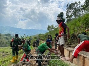 TMMD ke-126, Kodim 1612/Manggarai Bersama Warga Perbaiki Irigasi di Desa Pinggang