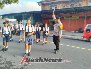 Bhabinkamtibmas Desa Suwat Laksanakan PH Pagi di Depan SMPN 3 Gianyar, Wujudkan Keamanan dan Kelancaran Lalu Lintas