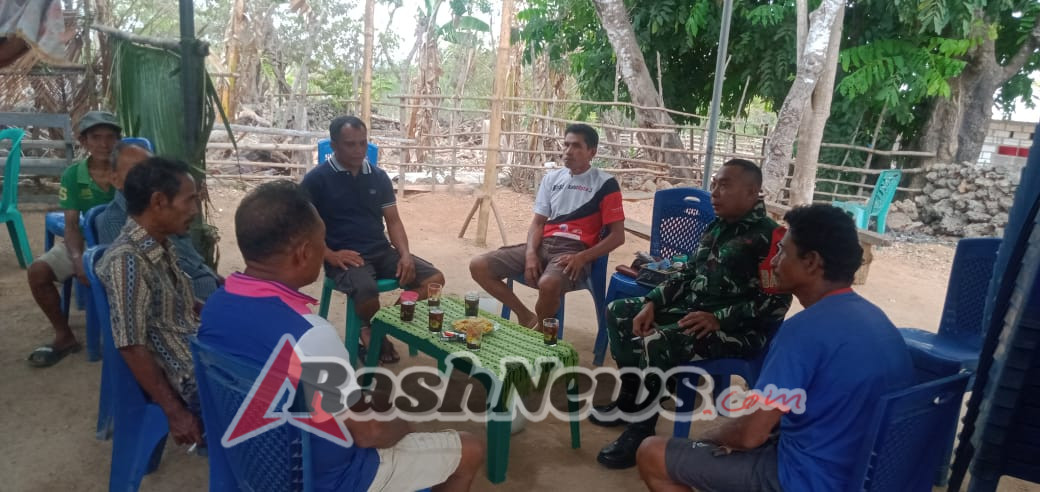 Babinsa Rote Ndao Ajak Warga Hargai Orang Tua dan Hindari Konsumsi Miras Berlebihan