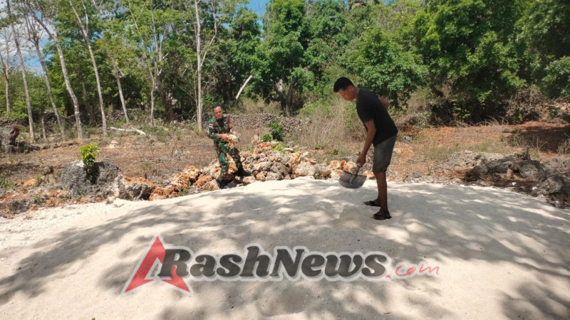 Melalui Komsos, Babinsa Koramil Batutua Pererat Silaturahmi Lewat Kerja Bakti Bersama Warga