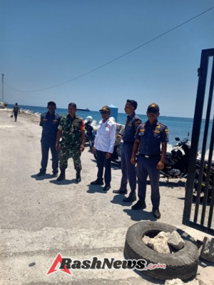 TNI AD Hadir di Tengah Masyarakat, Sertu Yunus Ketti Jaga Keamanan Pelabuhan Ba’a