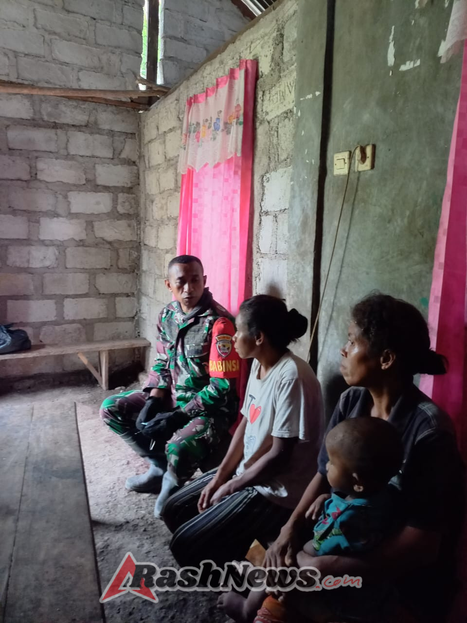 Babinsa Koramil 05/Panite Himbau Warga Jaga Keamanan dan Kesehatan di Musim Hujan Di Desa Teas