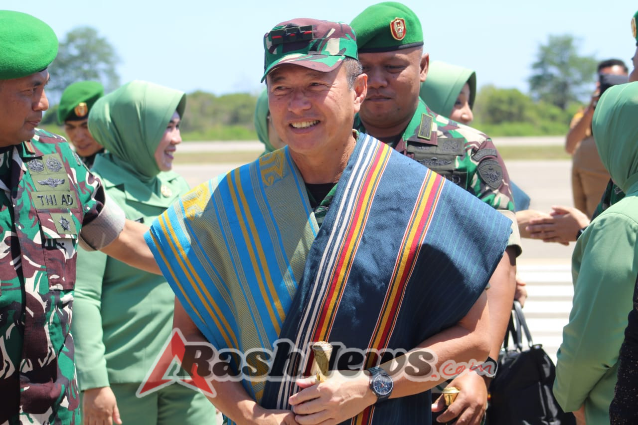 Dandim 1629/SBD Bersama Forkopimda Sambut Kedatangan Pangdam lX/Udayana