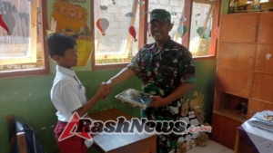 Perhatikan Gizi Anak Sekolah, Babinsa Penglumbaran Hadiri Penyerahan Paket Makanan Bergizi di SDN 1 Demulih