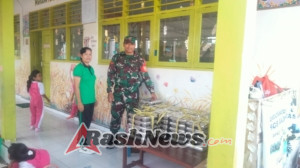 Dukung Tumbuh Kembang Anak, Babinsa Kawal Pendistribusian Makanan Bergizi di Sekolah