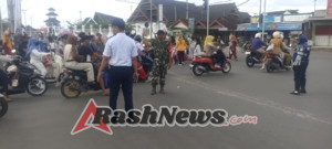 Kehadiran Babinsa Wujud Dukungan TNI dalam Kegiatan Pawai Harlah ke-22 Kabupaten Sumbawa Barat