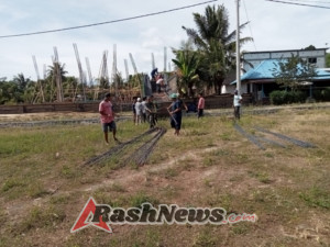 Kemanunggalan TNI-Rakyat Terjalin di Nangamiro, Babinsa dan Warga Bahu Membahu Rehap Masjid