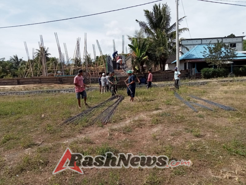 Kemanunggalan TNI-Rakyat Terjalin di Nangamiro, Babinsa dan Warga Bahu Membahu Rehap Masjid