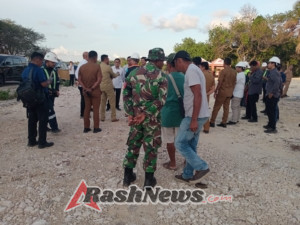Babinsa Koramil Pantai Baru Bersama Aparat Gabungan Kawal Peninjauan Proyek Strategis Nasional di Rote Ndao