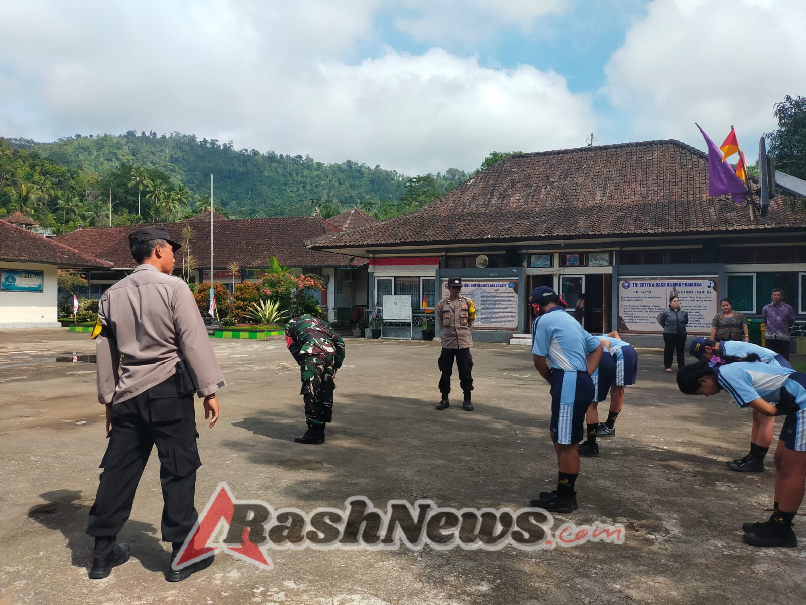 Cegah Kenakalan Remaja dan Curanmor, Babinsa Sepang Serka Sukadana Gelar Pembinaan Disiplin di SMPN 3 Busungbiu
