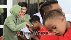 Ketua Persit Kartika Chandra Kirana Daerah IX/Udayana Kunjungi Panti Asuhan Budi Luhur Di Sumba Barat