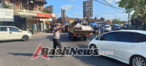 Dedikasi Tanpa Lelah, Anggota Polsek Abiansemal Lakukan Pengaturan Lalu Lintas Di Jam Padat