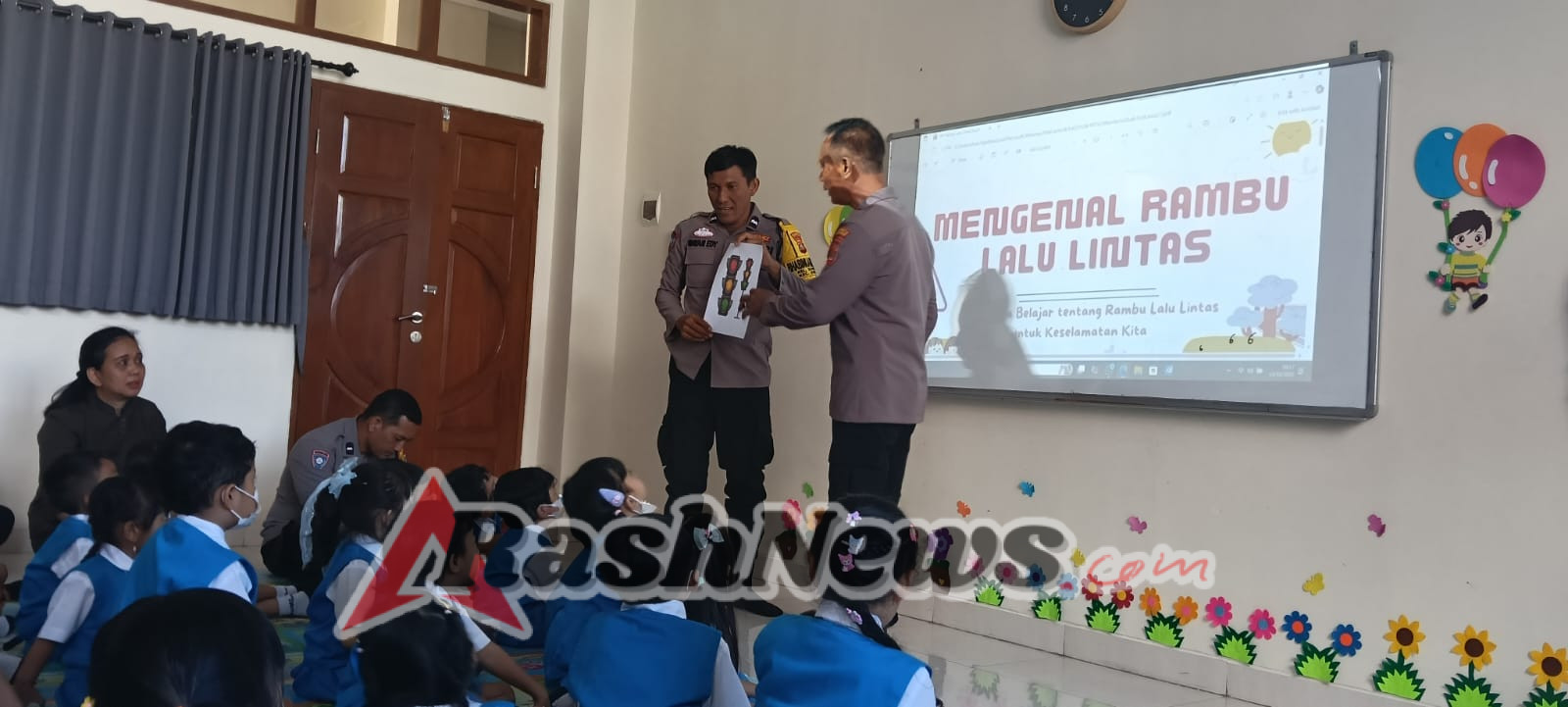 Kenalkan Tata Tertib dan Rambu Lalu Lintas, Anak-Anak PAUD Antusias Belajar Bersama Kanit Binmas Polsek Dentim