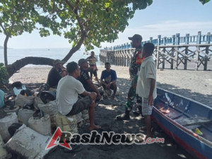Babinsa Ende Berikan Edukasi Waspada Gelombang Laut Tinggi kepada Masyarakat Nelayan