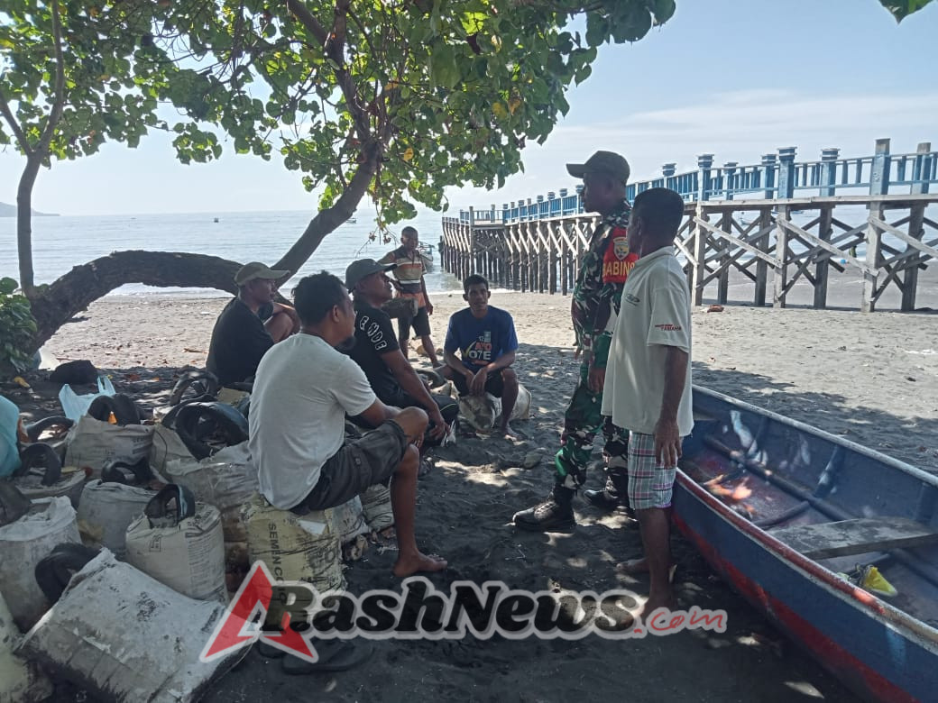 Babinsa Ende Berikan Edukasi Waspada Gelombang Laut Tinggi kepada Masyarakat Nelayan