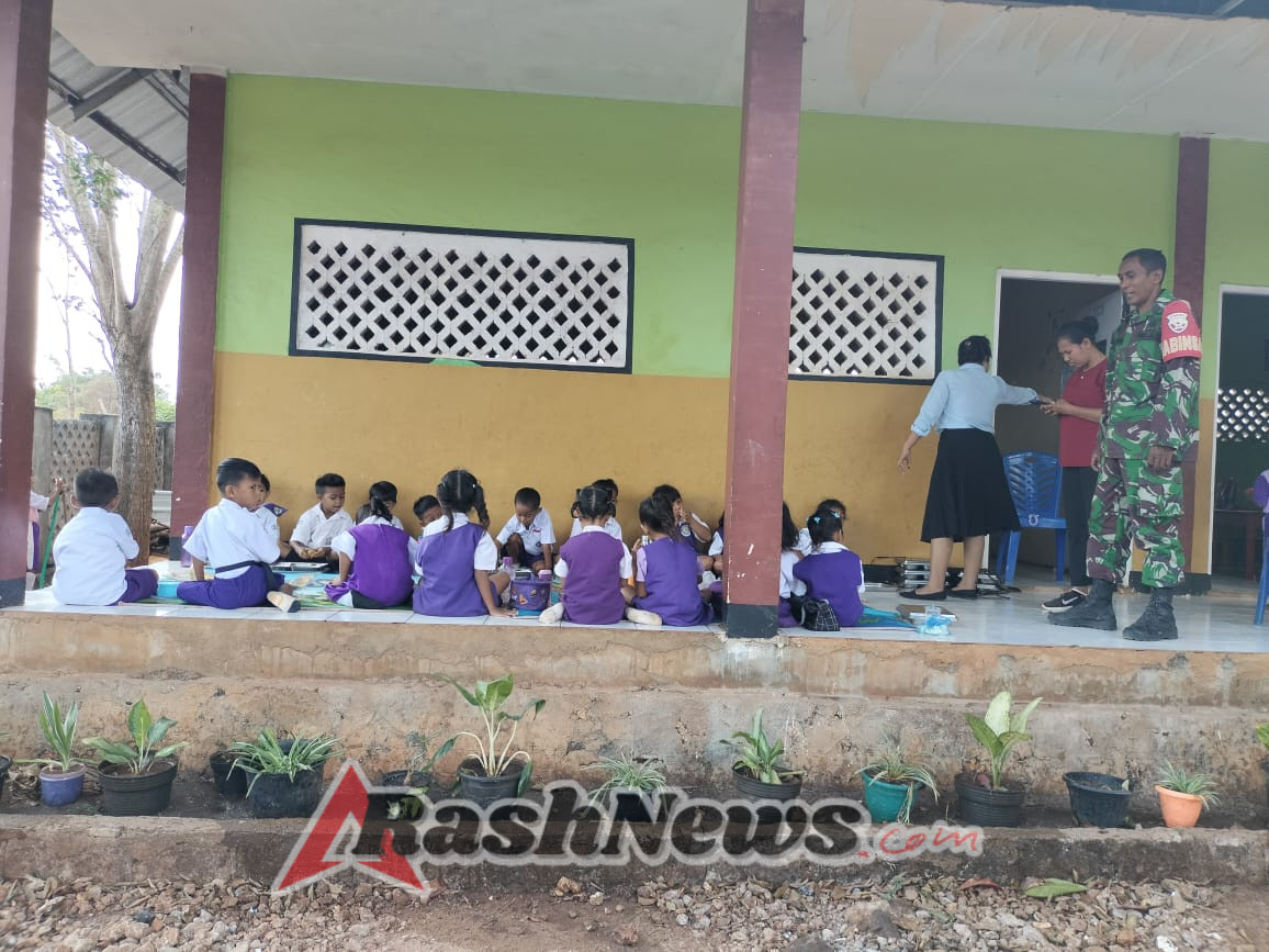 Babinsa Koramil 1627-02/Pantai Baru Hadiri dan Dampingi Pendistribusian Makanan Sehat di Yayasan Sasando Abadi