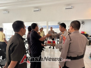 Satbinmas Memberikan Sarana Kontak Kepada Anggota Security Karangasem dalam Mendukung Pelaksanaan Tugas